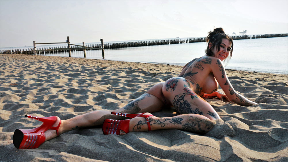 Bilder von mutiger Frau nackt am Strand!